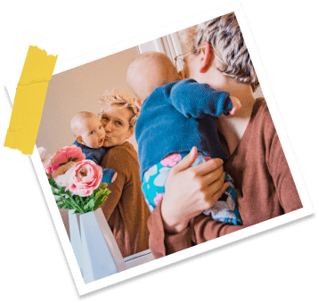 Une maman qui embrasse ses deux enfants