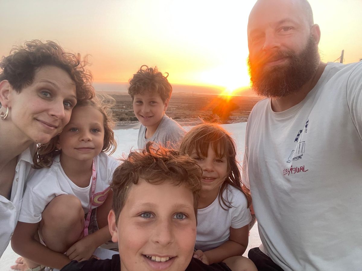 Hélène Bonhomme avec son mari et leurs quatre enfants, au coucher du soleil