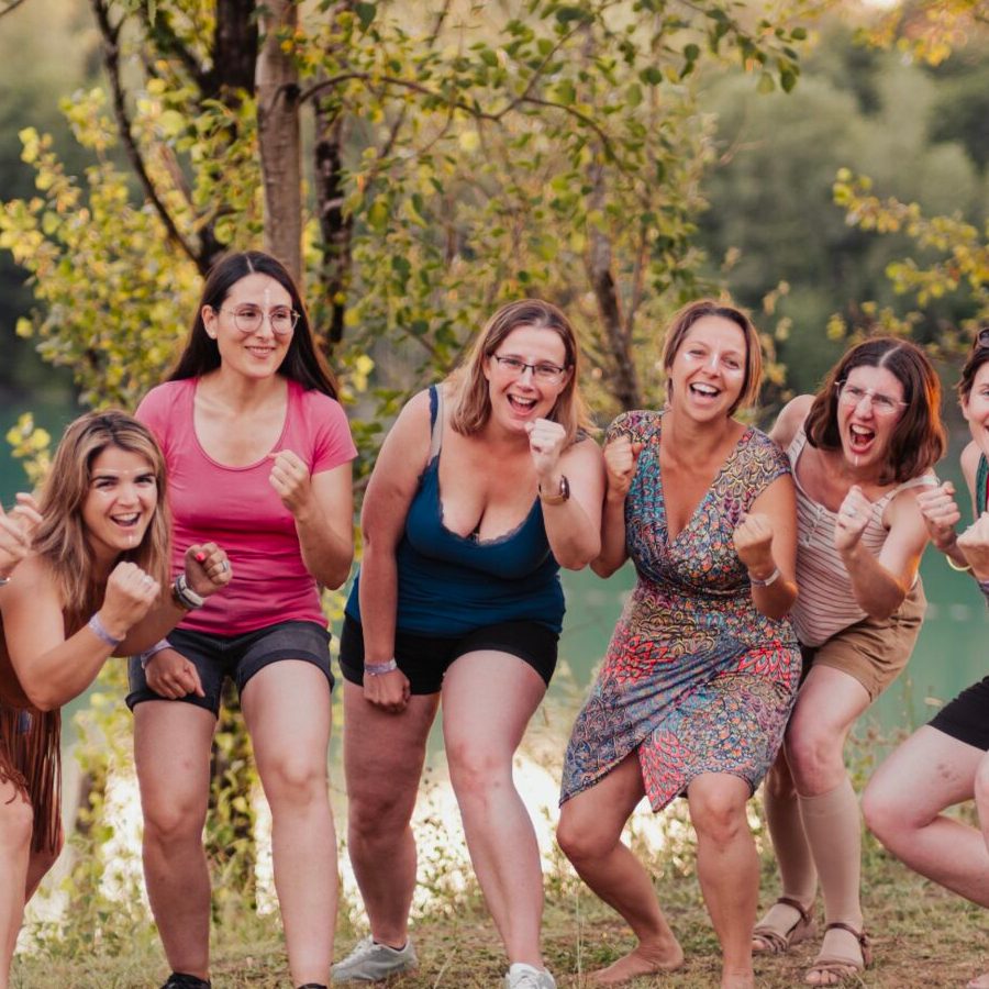 Sept mamans hilares au bord d'un lac, pendant le Festival