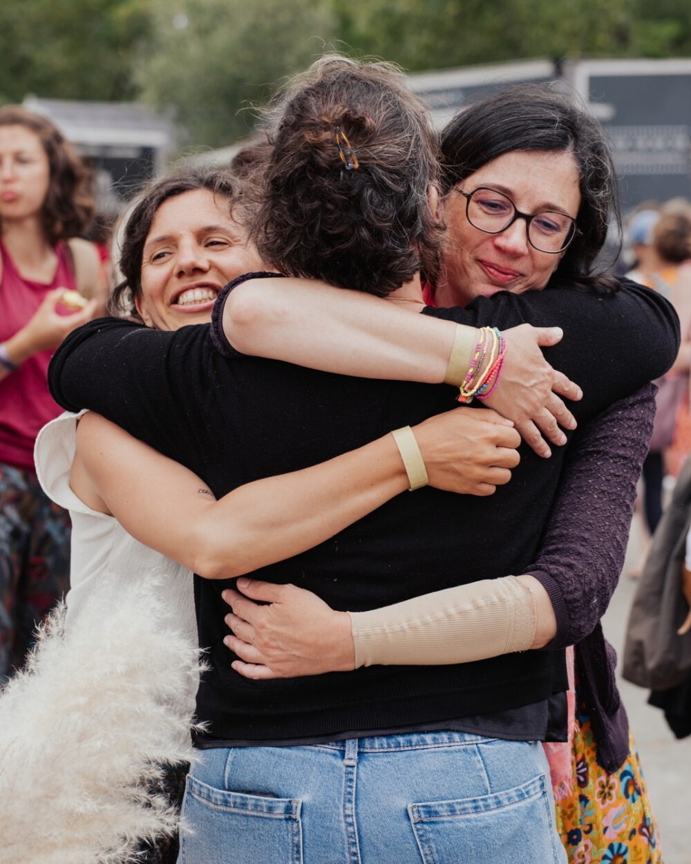 Trois mamans qui s'enlacent, émues, lors du Festival