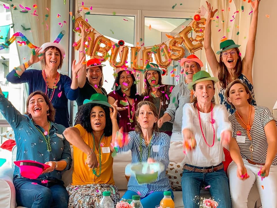 Des Villageoises sous des ballons FABULEUSES, au milieu des confettis