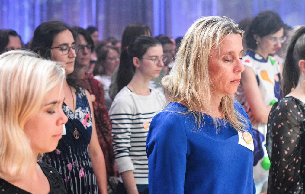 Des Villageoises émues, dans le public d'une Journée du Village à Paris