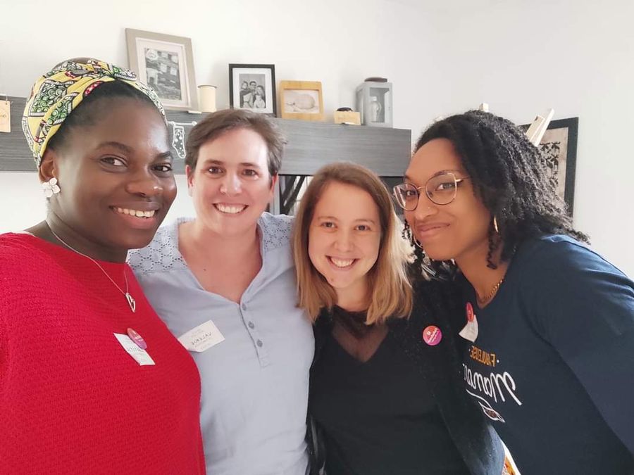 Quatre Villageoises avec leur badge prénom, lors d'une rencontre