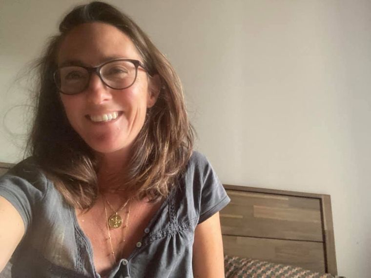 Une Villageoise en selfie chez elle, souriante