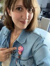 Une Villageoise montre le badge des Fabuleuses épinglé sur sa veste