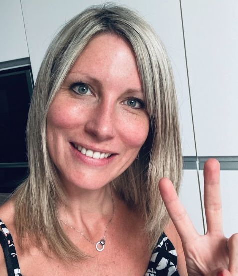 Une Villageoise fait le V de la victoire en selfie