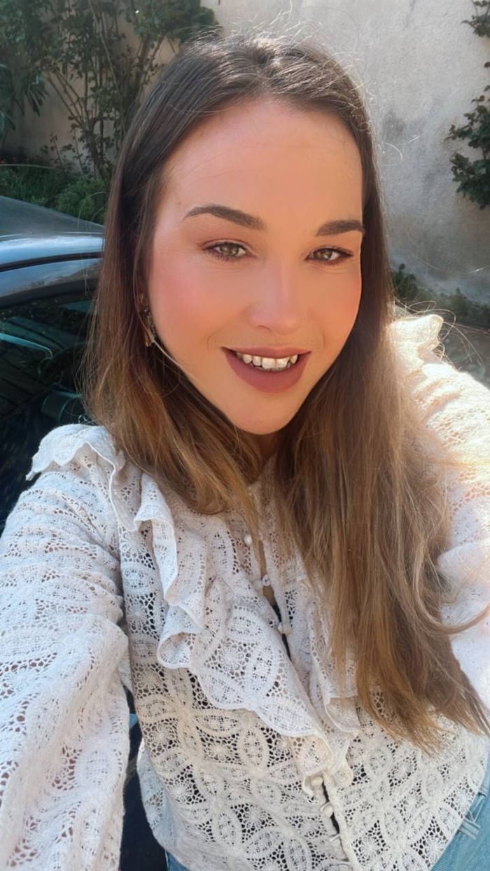 Une Villageoise en selfie, dehors
