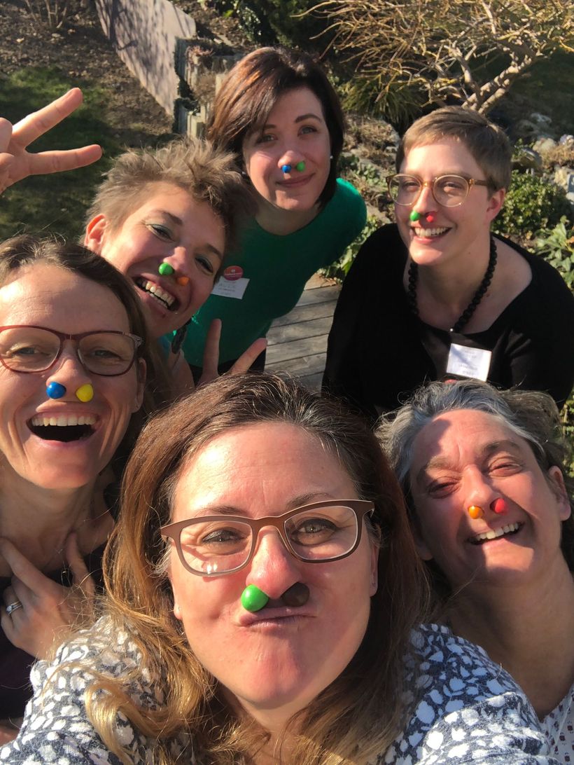 Cinq Villageoises avec des nez de clown, en selfie