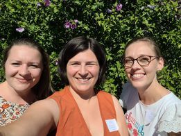 Trois Villageoises en selfie dehors, avec leur badge