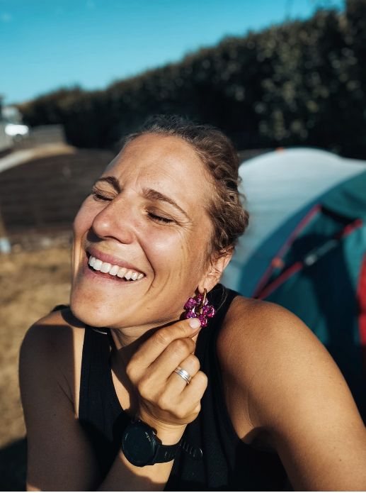 Une Villageoise hilare devant une tente de camping