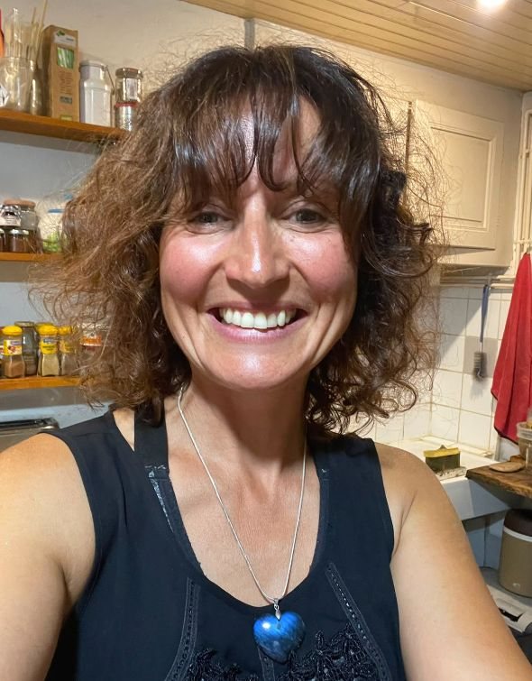Une Villageoise en selfie dans sa cuisine, souriante