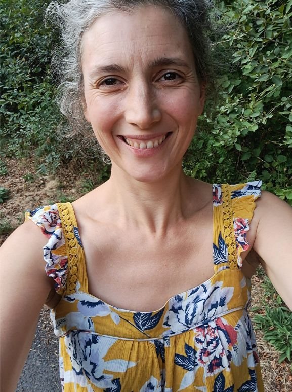 Une Villageoise en selfie dans un jardin