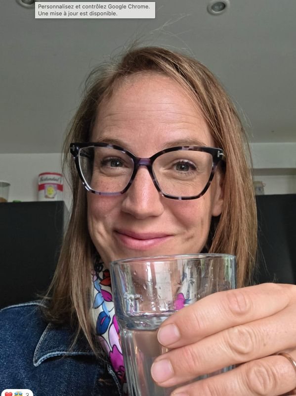 Une Villageoise qui trinque avec un verre d'eau