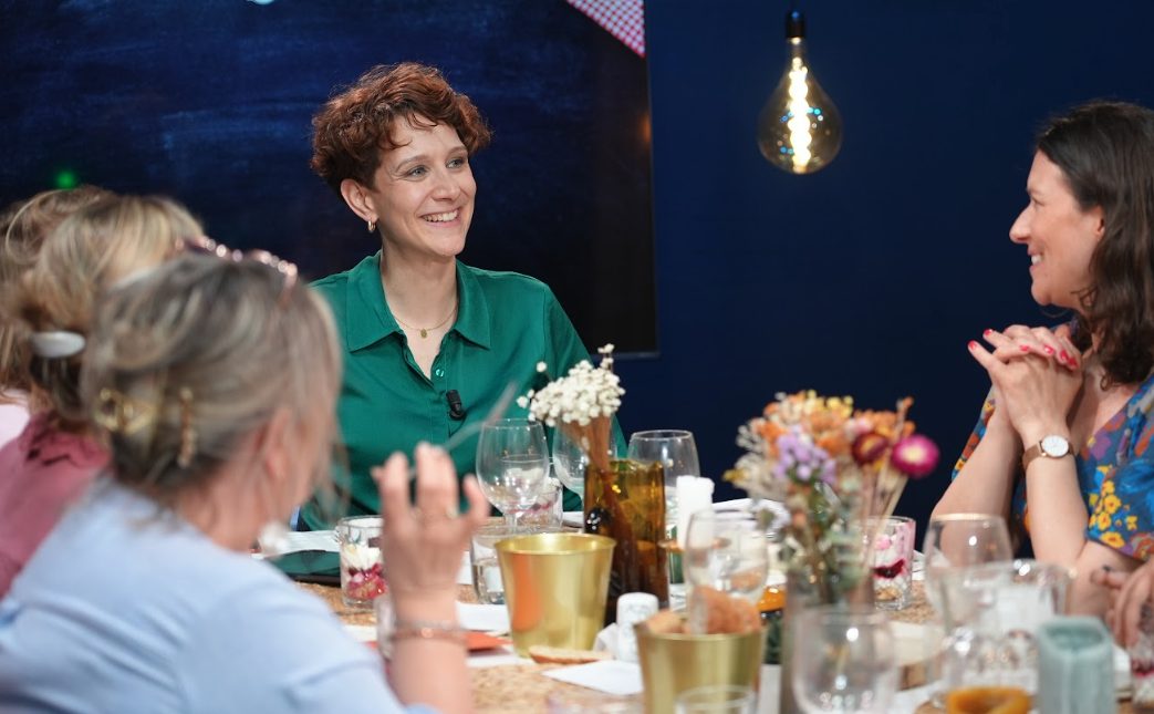 Une tablée de Villageoises qui rient pendant un dîner aux bougies