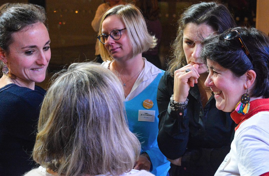 Un petit groupe de Villageoises en pleine discussion, très proches