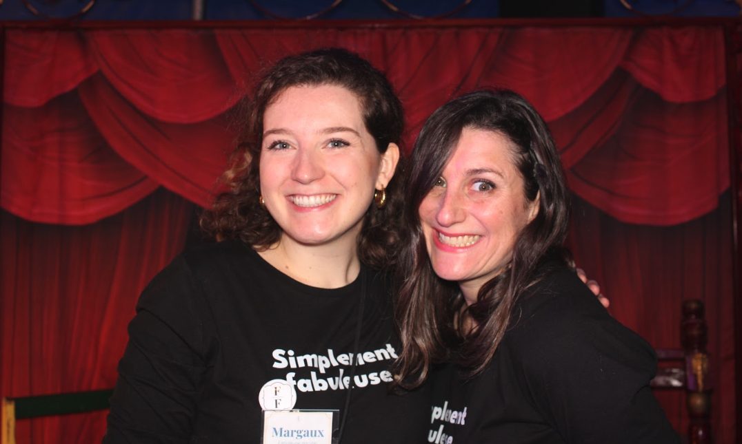 Deux Villageoises en t-shirt « Simplement fabuleuse » devant le rideau rouge